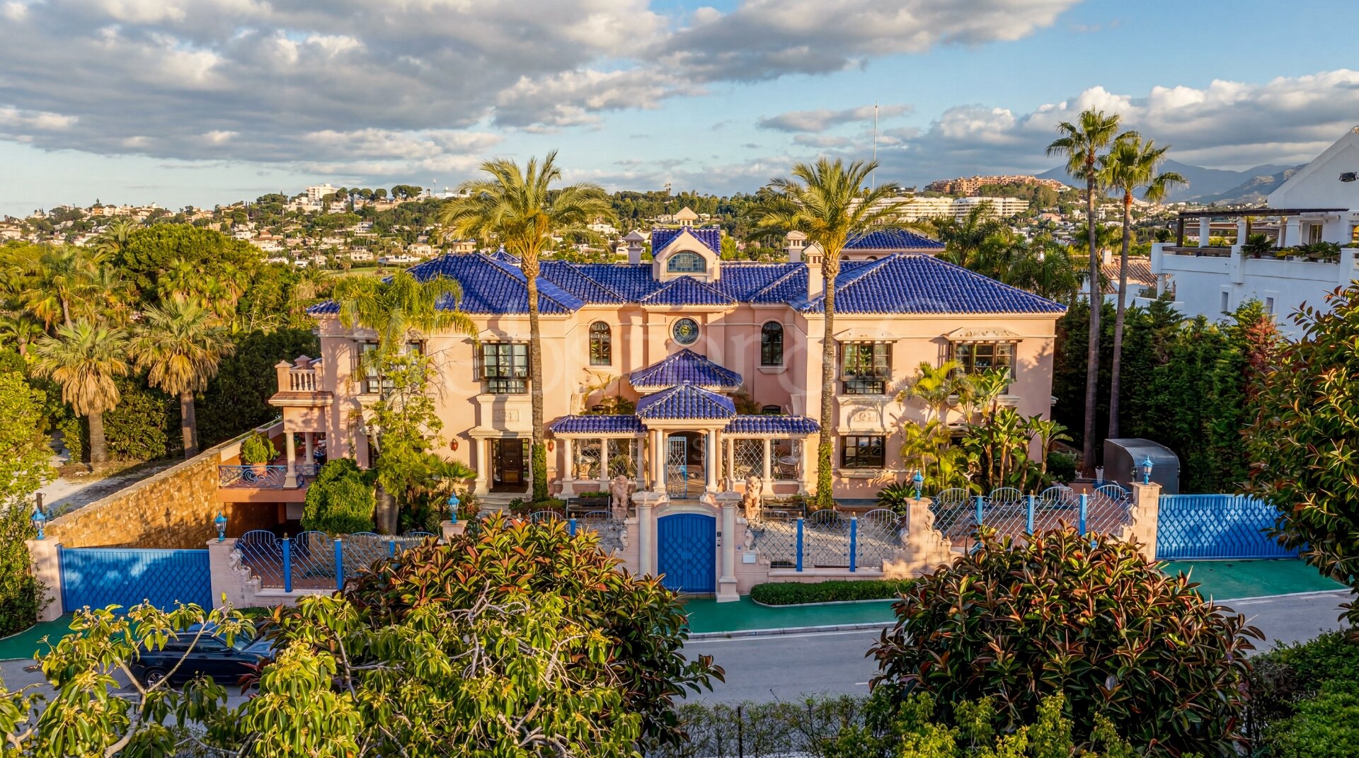 Aloha Palace - Opulent Villa in Nueva Andalucia