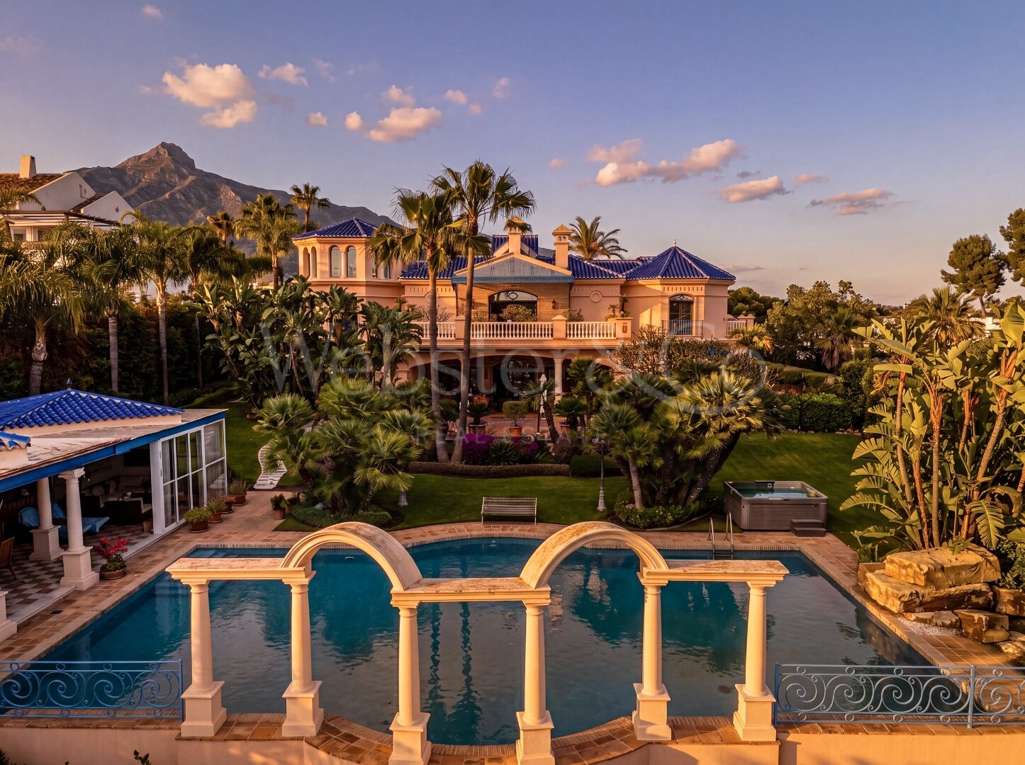 Aloha Palace - Opulent Villa in Nueva Andalucia