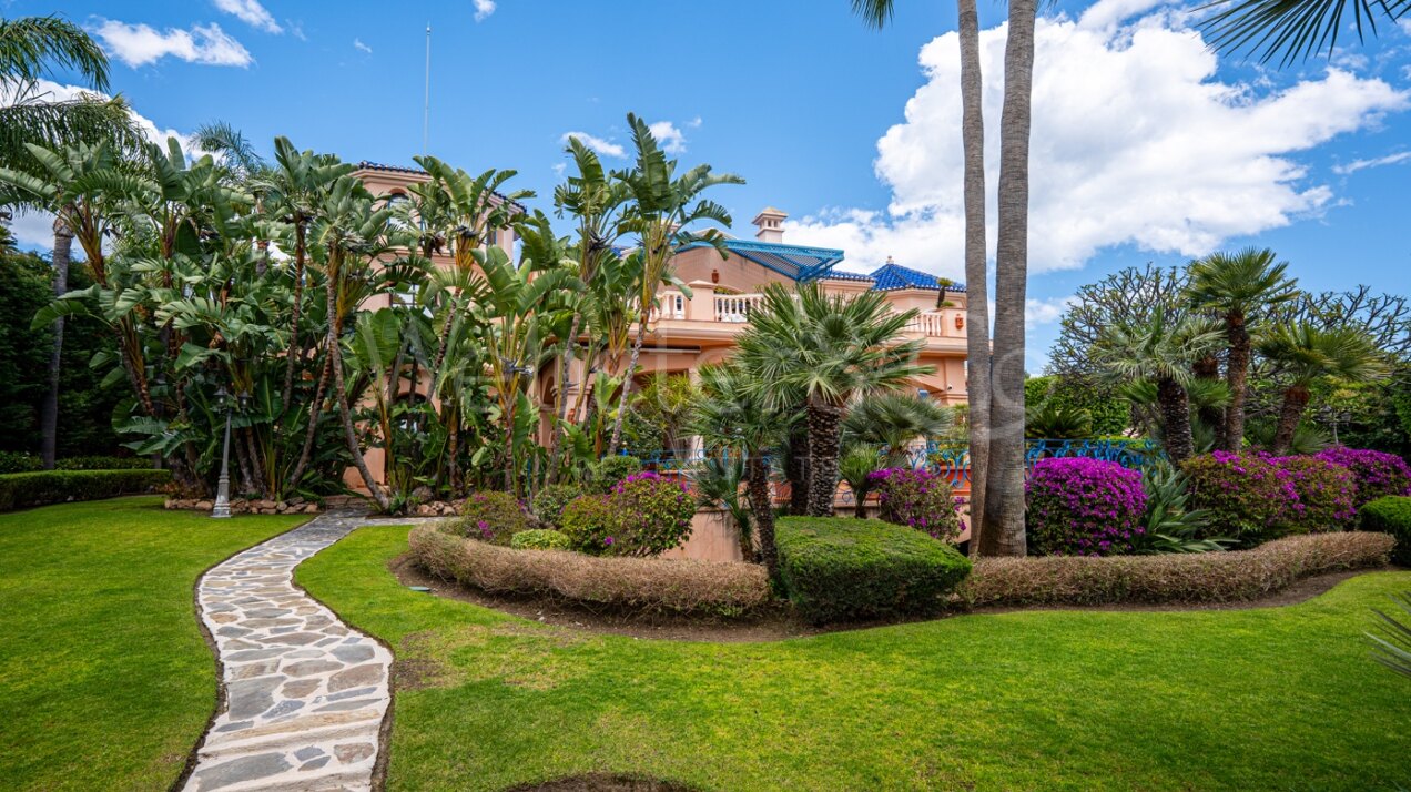Aloha Palace - Opulent Villa in Nueva Andalucia