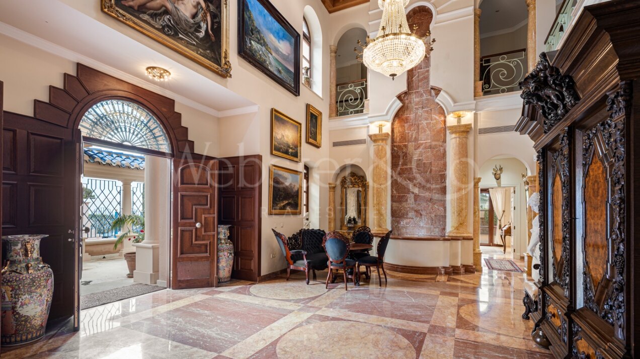 Aloha Palace - Opulent Villa in Nueva Andalucia