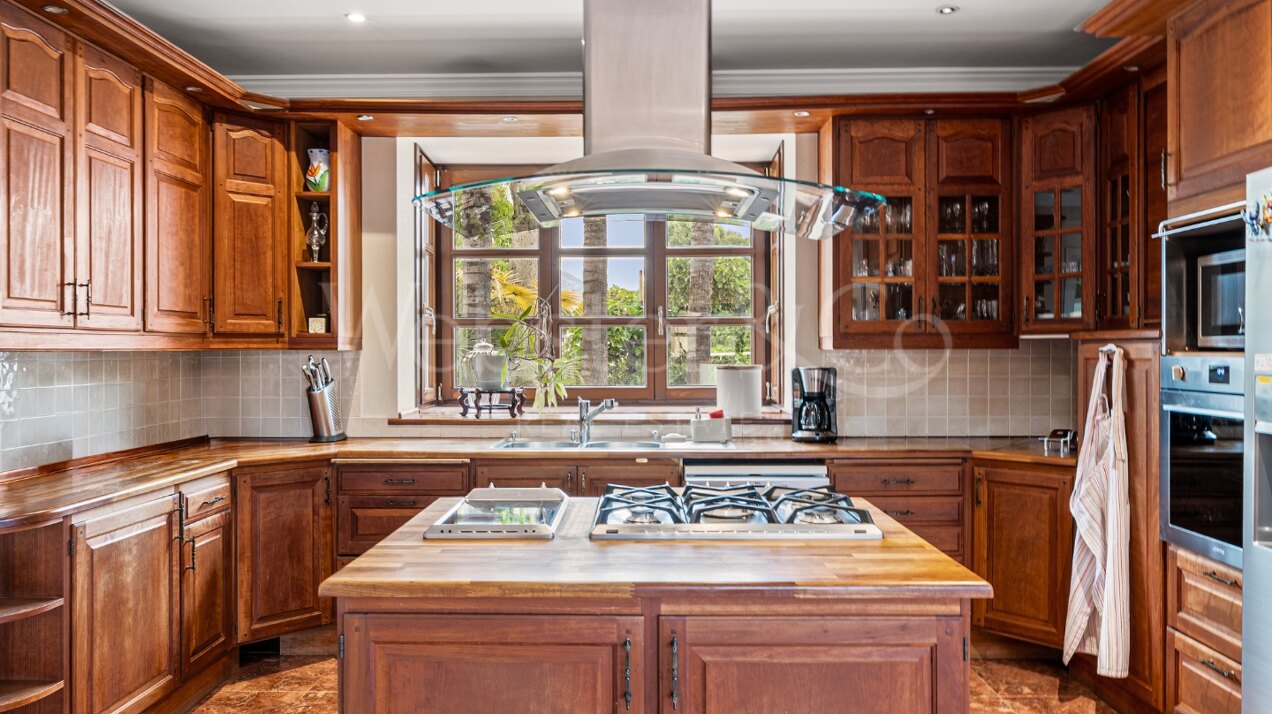 Aloha Palace - Opulent Villa in Nueva Andalucia