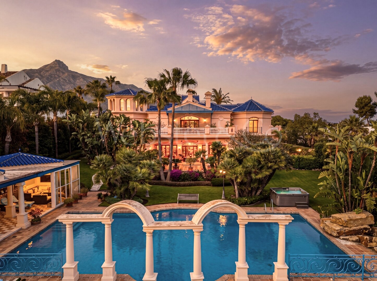 Aloha Palace - Opulent Villa in Nueva Andalucia