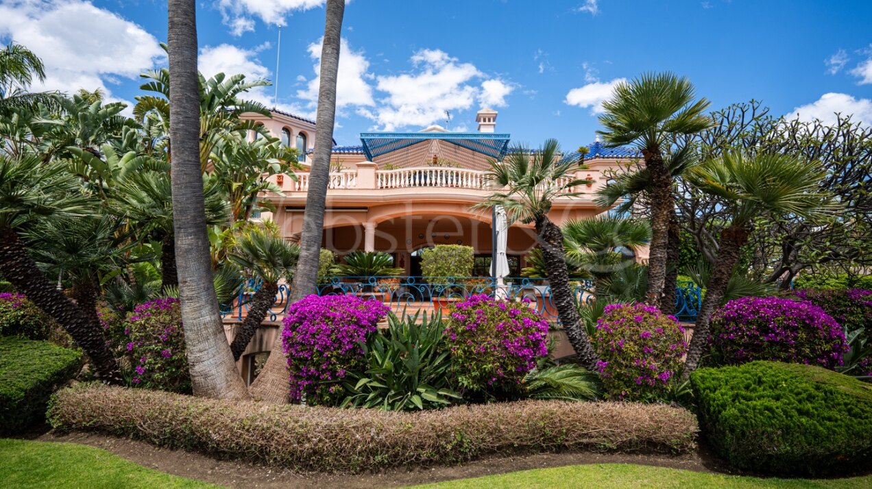 Aloha Palace - Opulent Villa in Nueva Andalucia