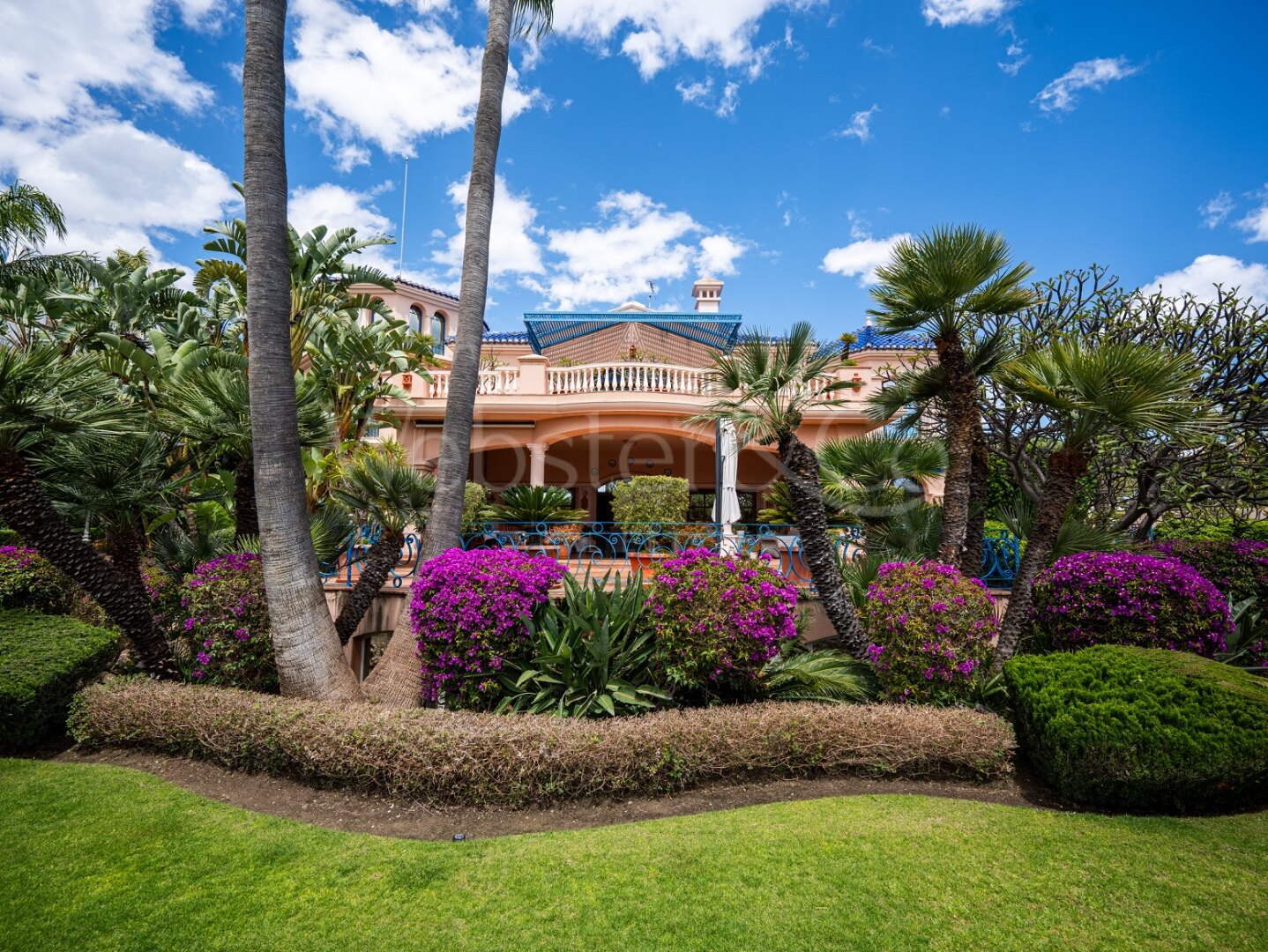 Aloha Palace - Opulent Villa in Nueva Andalucia