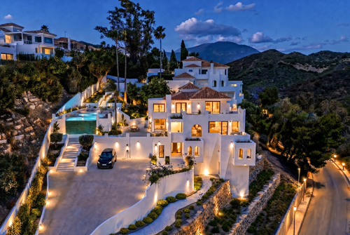 Property Highlights:- Nueva Andalucía- Sea views- Puerto Banús views- La Concha views- Five bedrooms- Five bathrooms- Infinity pool- Outdoor kitchen- Open plan living- Master suite