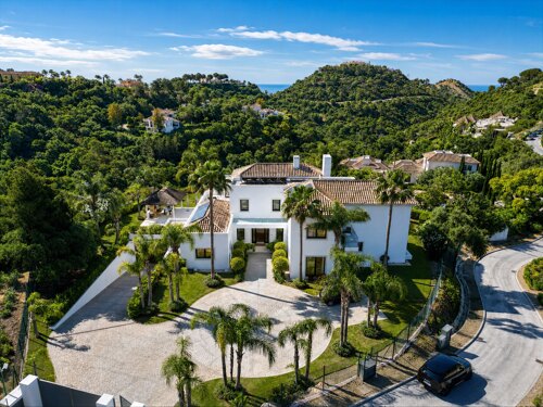Property Highlights: - Frontline Golf- La Zagaleta- 6 Bedrooms- 7 Bathrooms- 3,200 sqm Plot- Private Spa- Indoor Pool- Private Cinema- Lift Access- Golf & Mountain Views