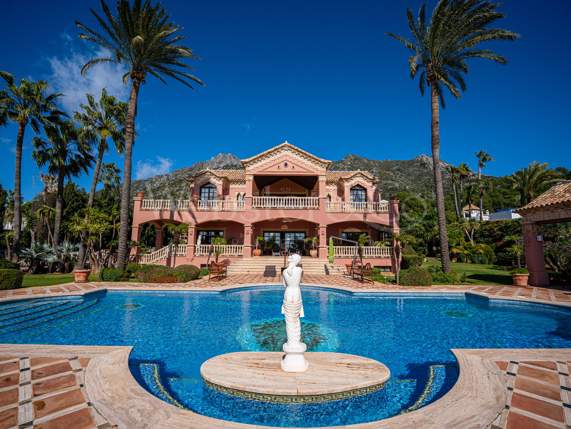 Casa Medusa - Luxurious Property in Sierra Blanca