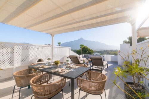 Property Highlights:- Aloha Pueblo- Nueva Andalucía- Refurbished 2024- Mountain views- Rooftop terrace- Golf location- Secure community- Investment potential- Close to Puerto Banús