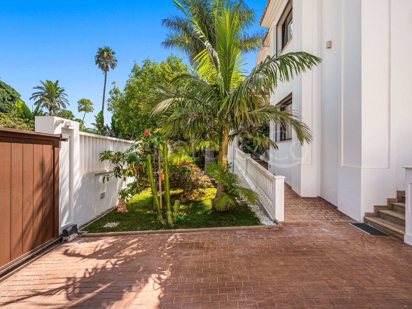 Maison Belle Mer - Timeless Beachside Home, Casasola