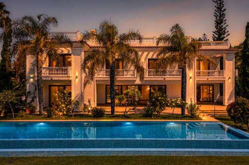 Aspectos Destacados:- Villa de lujo junto a la playa- Casasola Costa del Sol- Obra nueva- Siete dormitorios- Terrazas con vistas al mar- Piscina privada- Parcela amplia- Solárium panorámico- Acabados de alta calidad