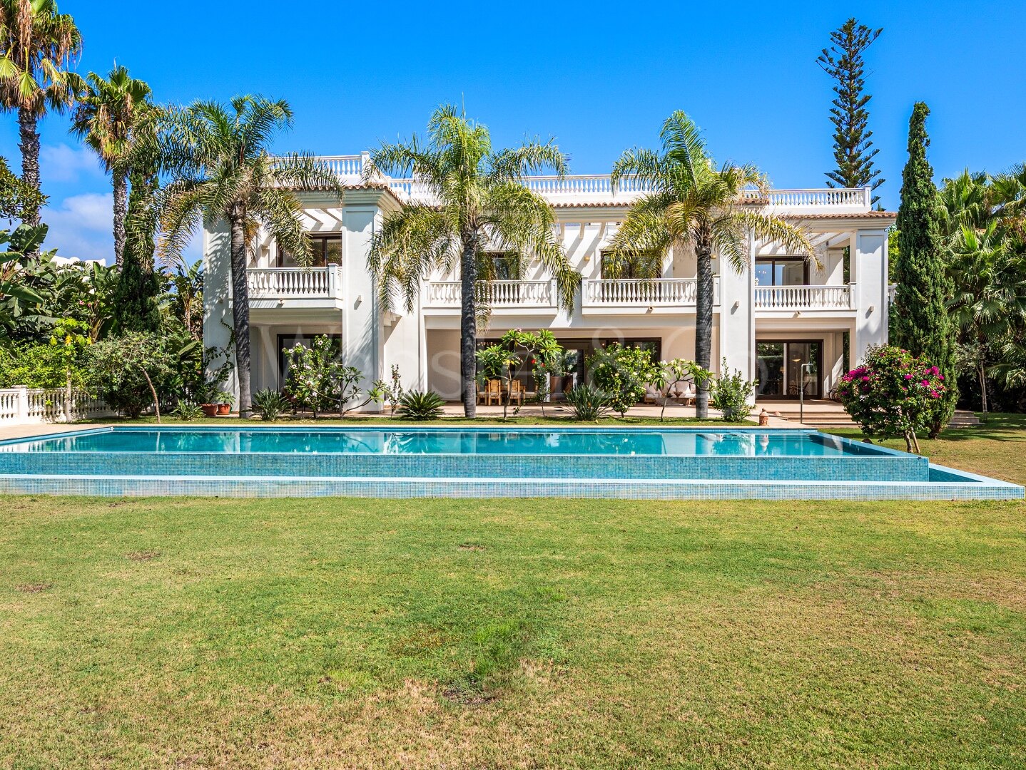 Maison Belle Mer - Timeless Beachside Home, Casasola