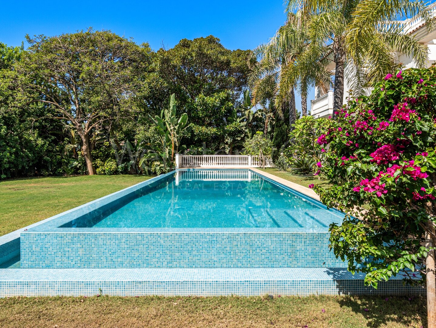 Maison Belle Mer - Timeless Beachside Home, Casasola