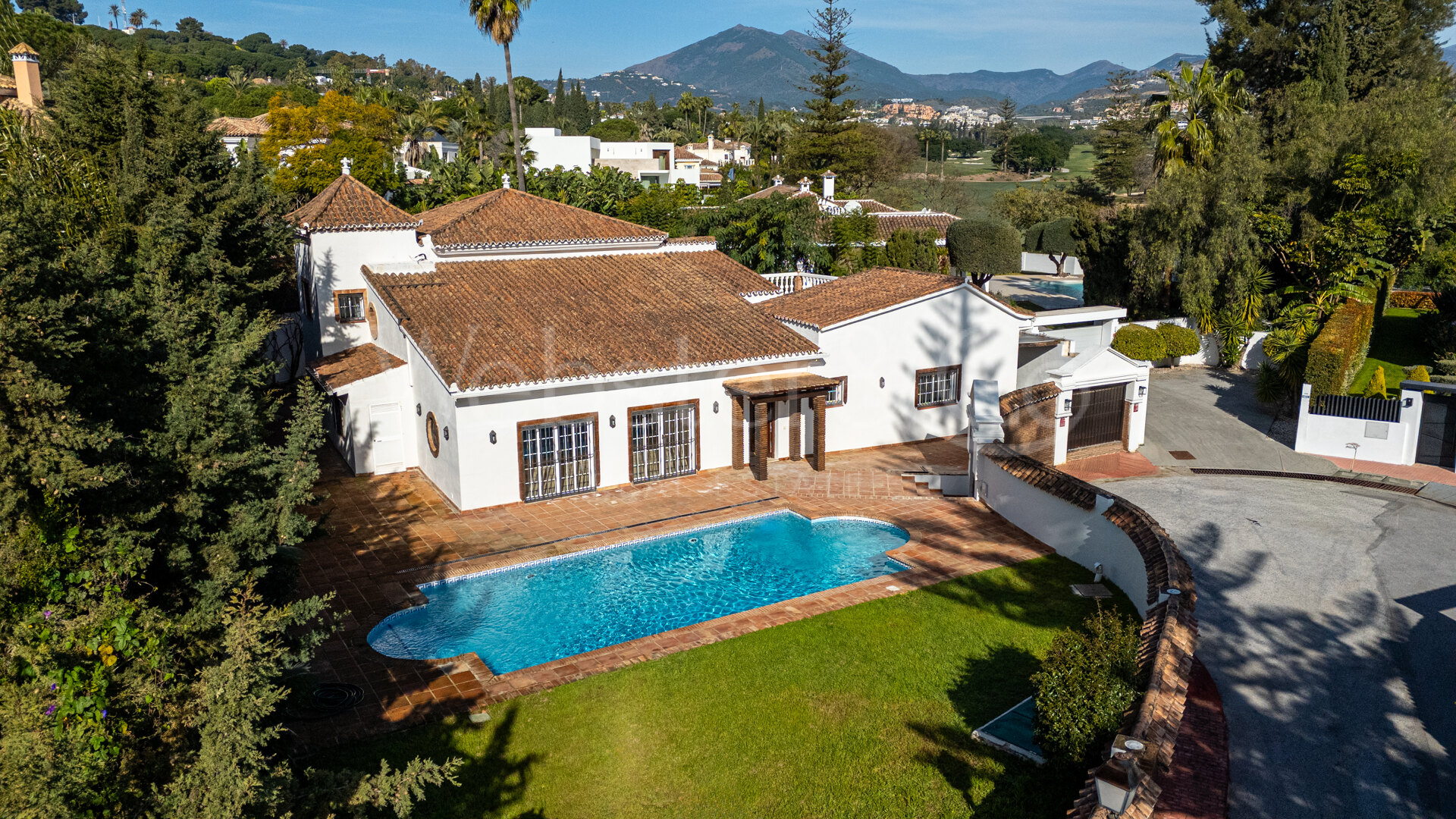 Villa Monte Luz - Golf Side Home, Nueva Andalucía