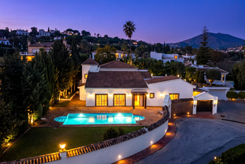 Property Highlights: - Frontline golf- Las Brisas views- La Concha views- 1000sqm plot- Private pool- 3 car garage- Cul de sac- Walk to amenities- Built in BBQ- Expansion potential