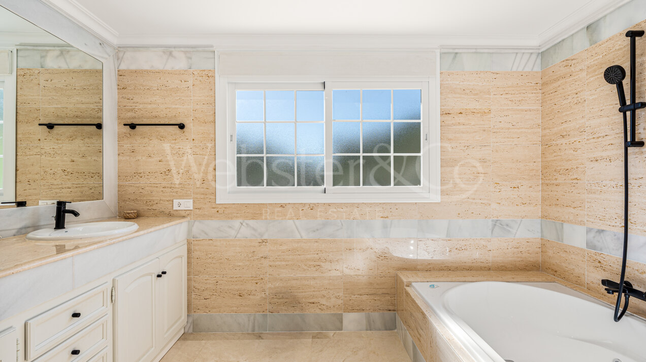 Villa Valora - Golf Front Luxury in Nueva Andalucia