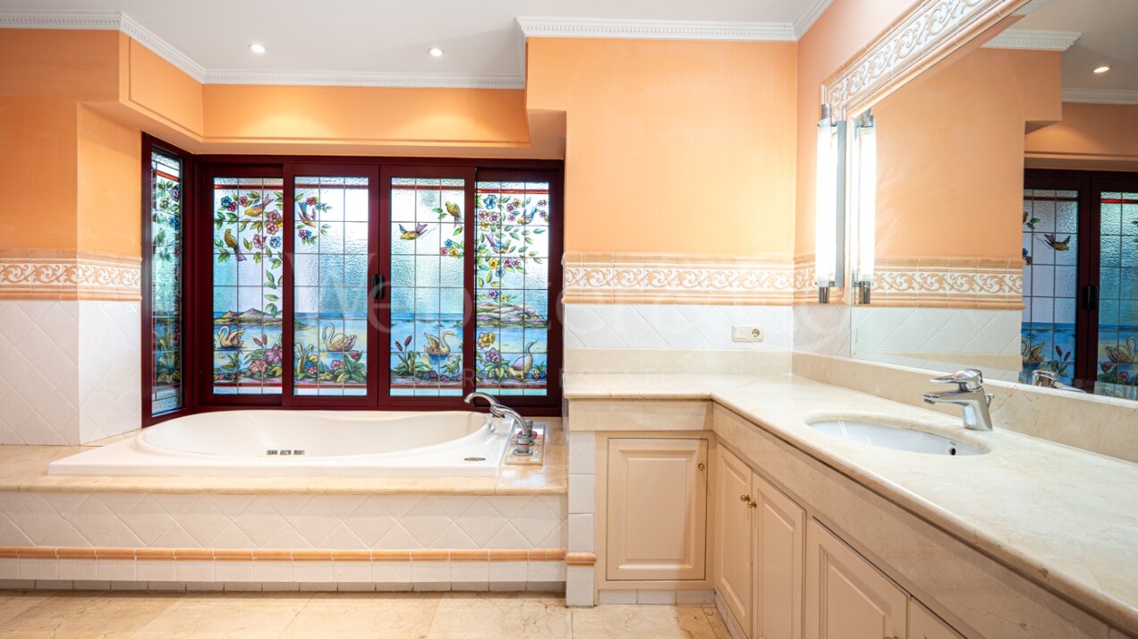 Villa Pinar Azul - Secluded Luxury, Altos Reales