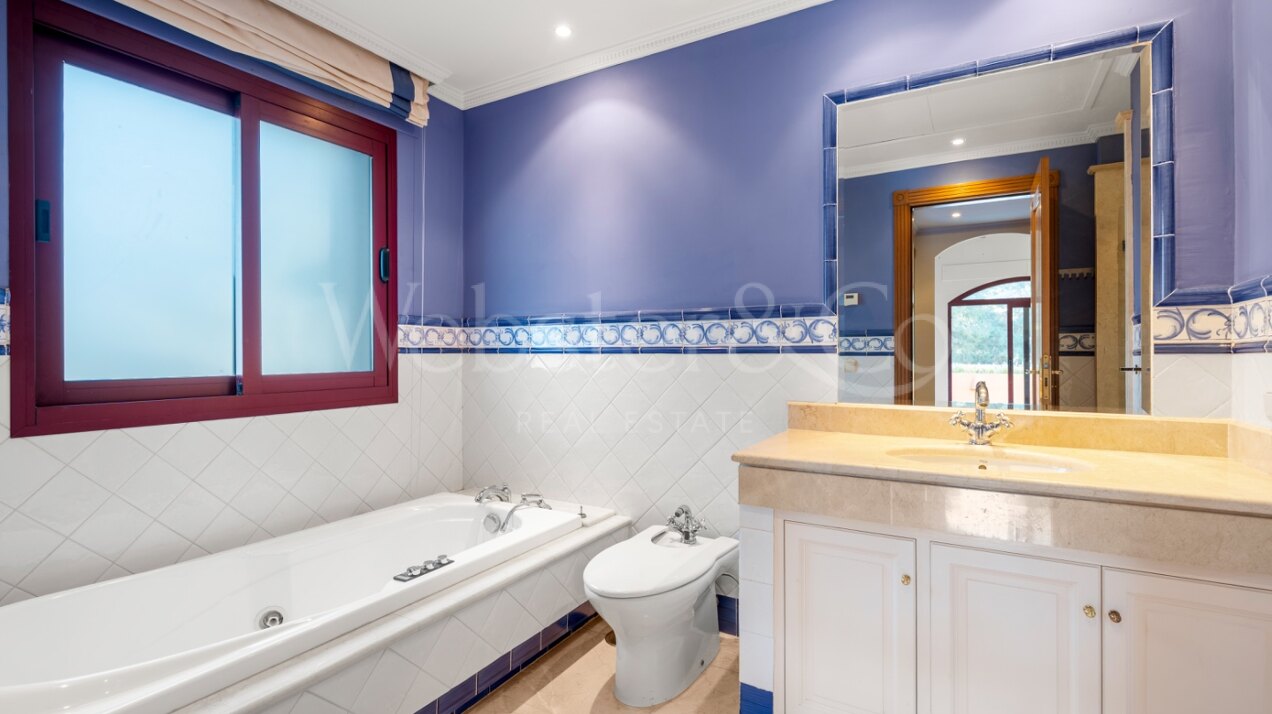 Villa Pinar Azul - Secluded Luxury, Altos Reales