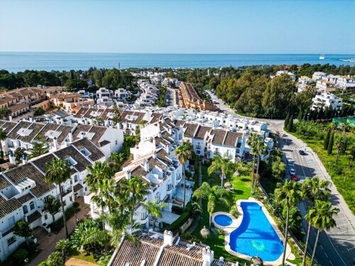 Property Highlights: - Golden Mile location- Fully renovated- La Concha views- Gated community- Walk to beach- Private terrace- Outdoor kitchen- Smart home- Two parking spaces- High quality finishes
