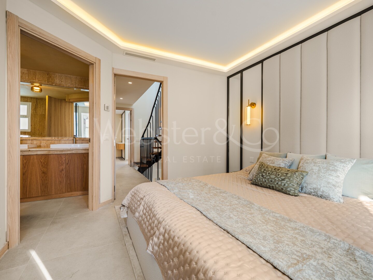 Townhouse Alba - Renovated Luxury on The Golden Mile