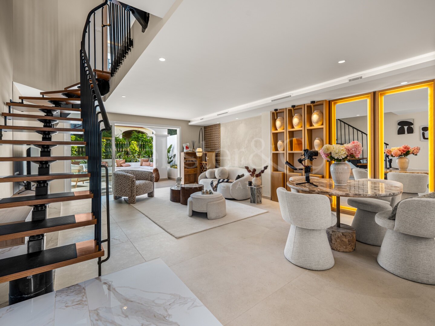 Townhouse Alba - Renovated Luxury on The Golden Mile