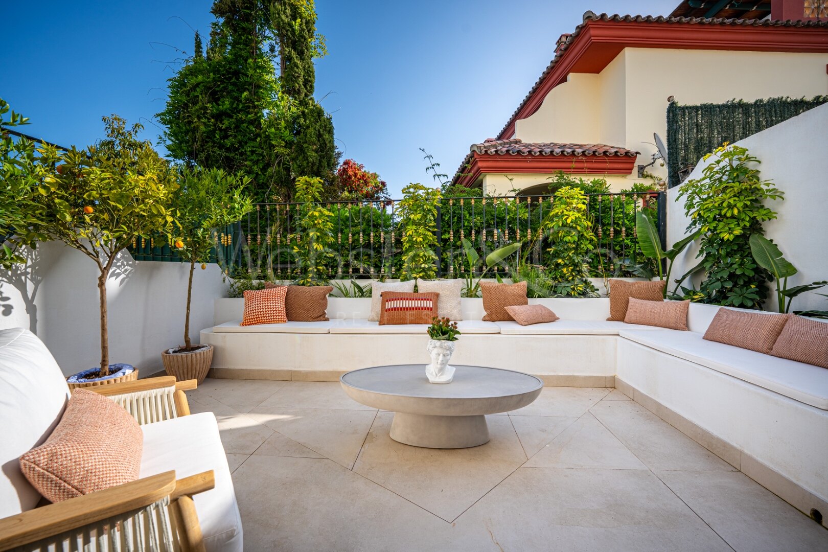 Townhouse Alba - Renovated Luxury on The Golden Mile