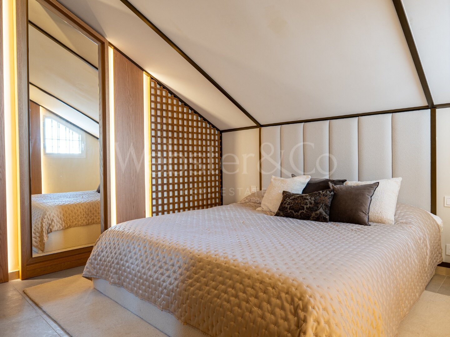 Townhouse Alba - Renovated Luxury on The Golden Mile