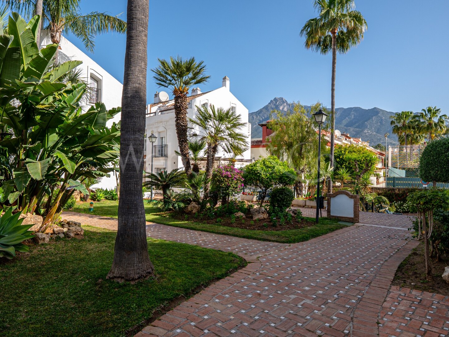 Townhouse Alba - Renovated Luxury on The Golden Mile