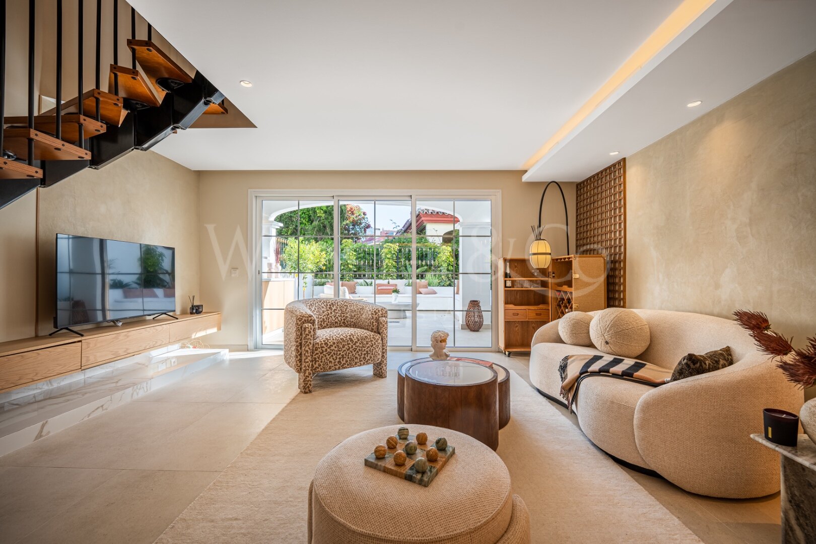 Townhouse Alba - Renovated Luxury on The Golden Mile