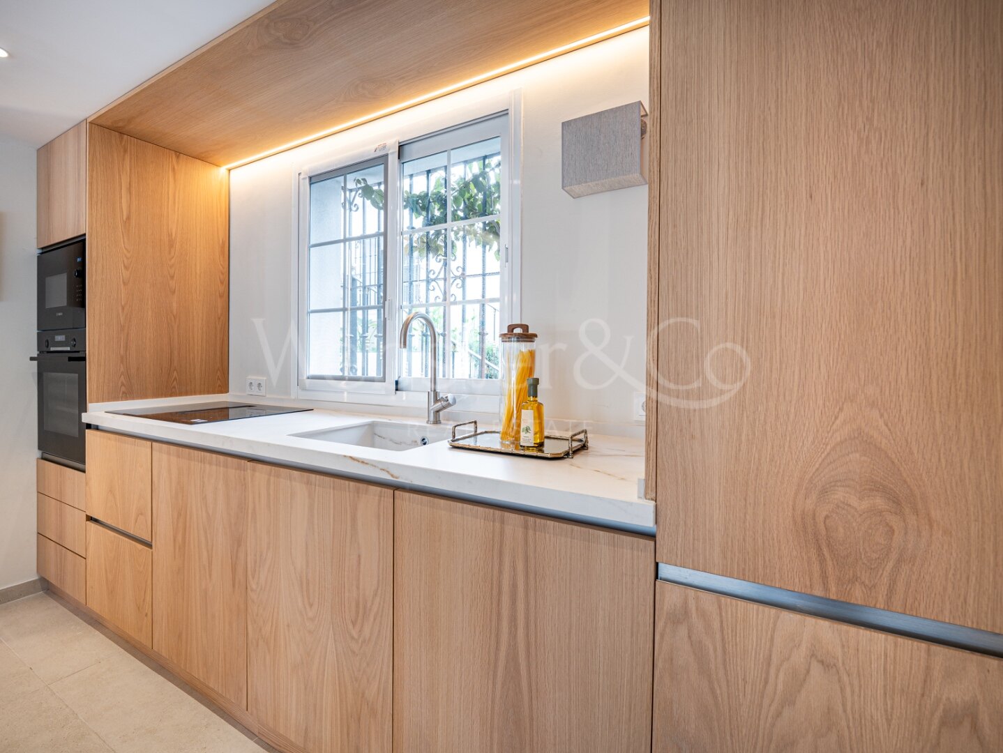 Townhouse Alba - Renovated Luxury on The Golden Mile
