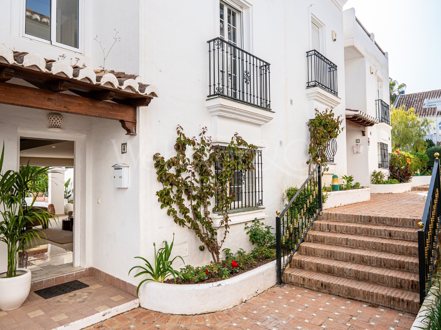 Townhouse Alba - Renovated Luxury on The Golden Mile