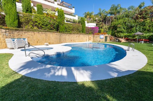 Property Highlights: - Gated Community- Nueva Andalucía- Communal Pool- Large Terraces- Underground Parking- Storage Room- Rental Licence- Close to Amenities
