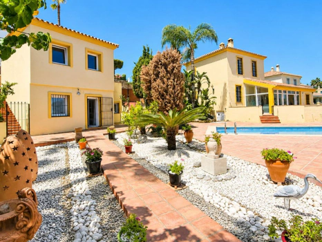 Frontline Golf Villa with Panoramic Sea Views