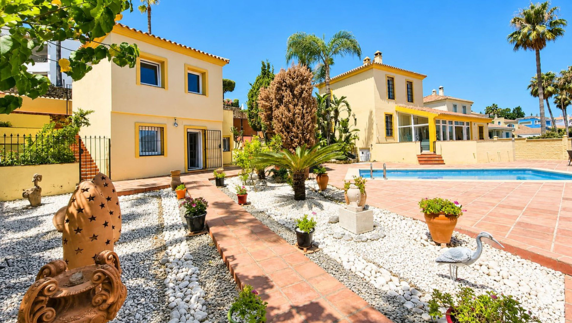Villa for sale in La Duquesa, Manilva