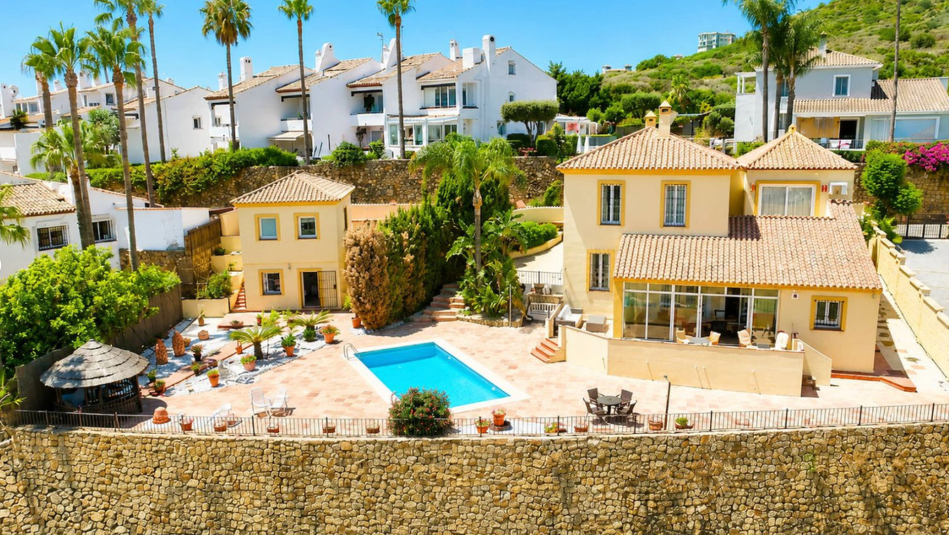 Villa for sale in La Duquesa, Manilva