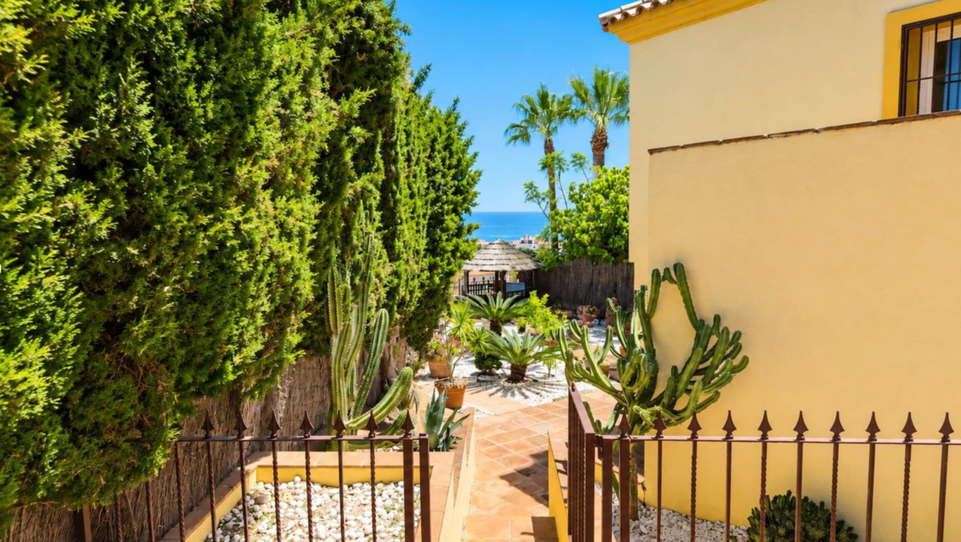 Villa for sale in La Duquesa, Manilva