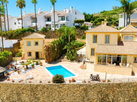 Frontline Golf Villa with Panoramic Sea Views