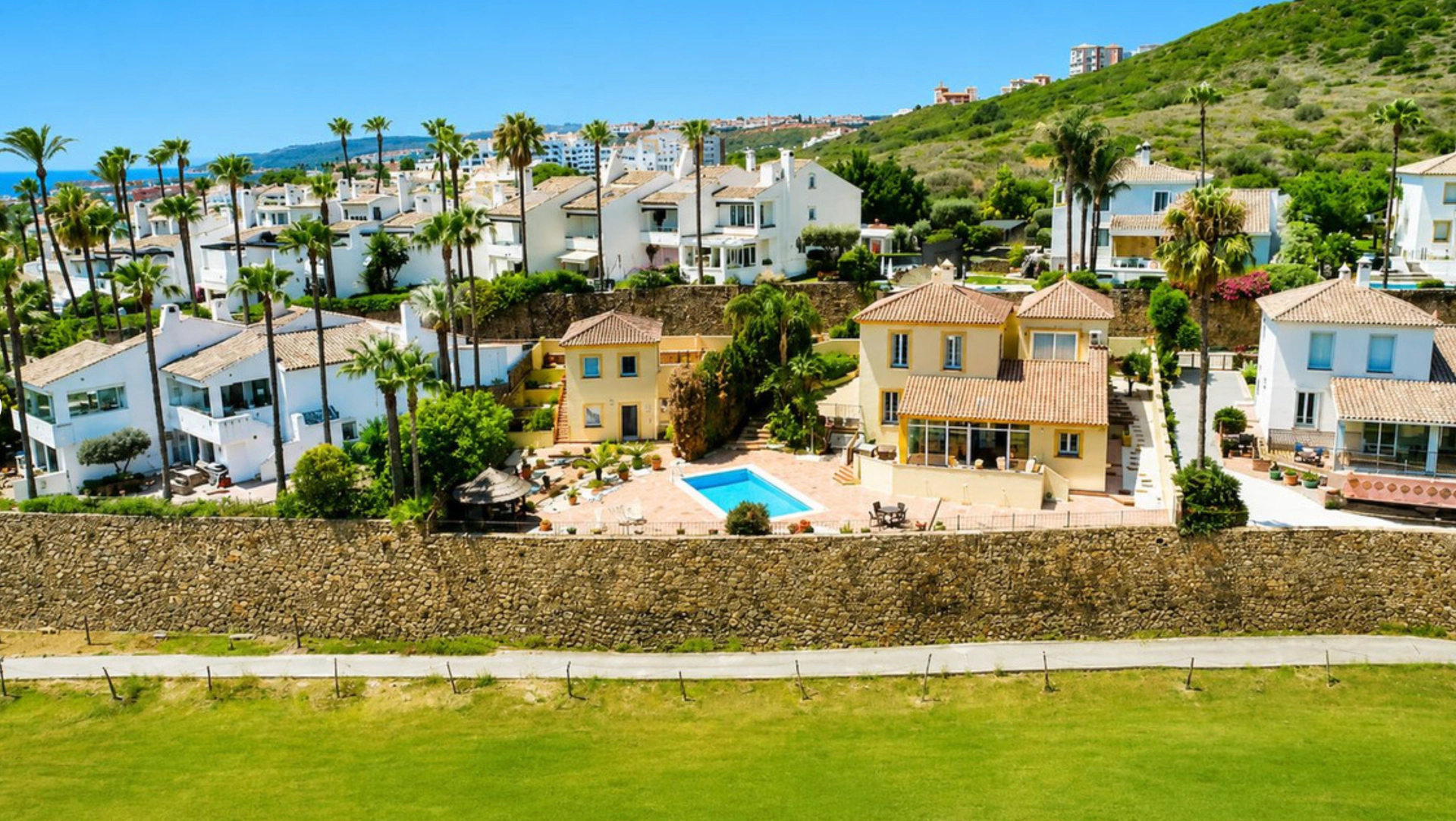 Villa for sale in La Duquesa, Manilva
