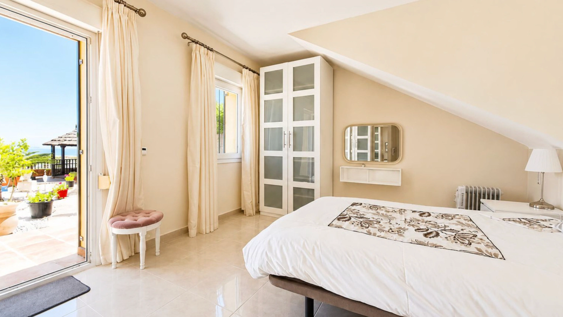 Villa for sale in La Duquesa, Manilva