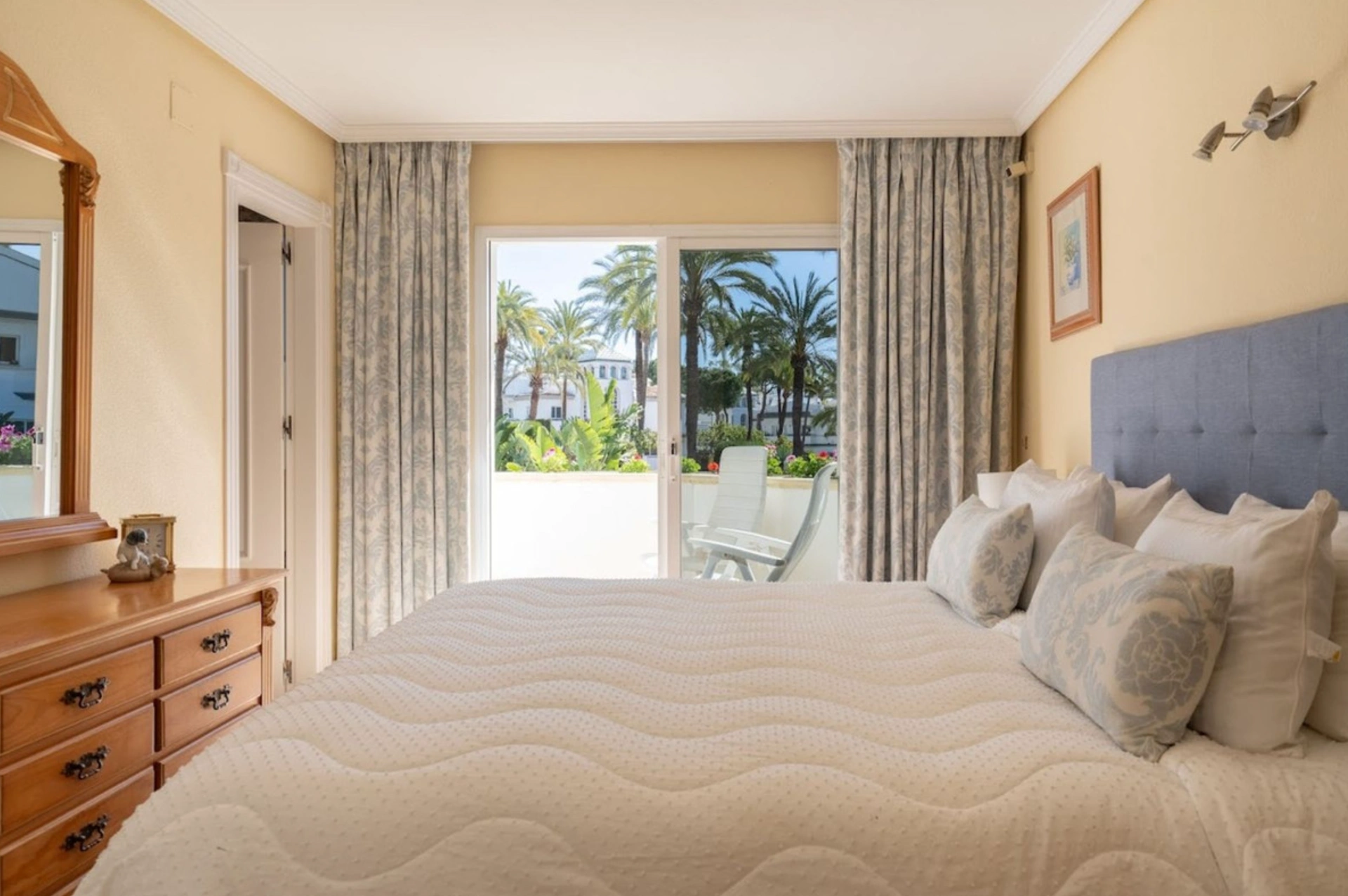 Town House for sale in Beach Side New Golden Mile, Estepona East