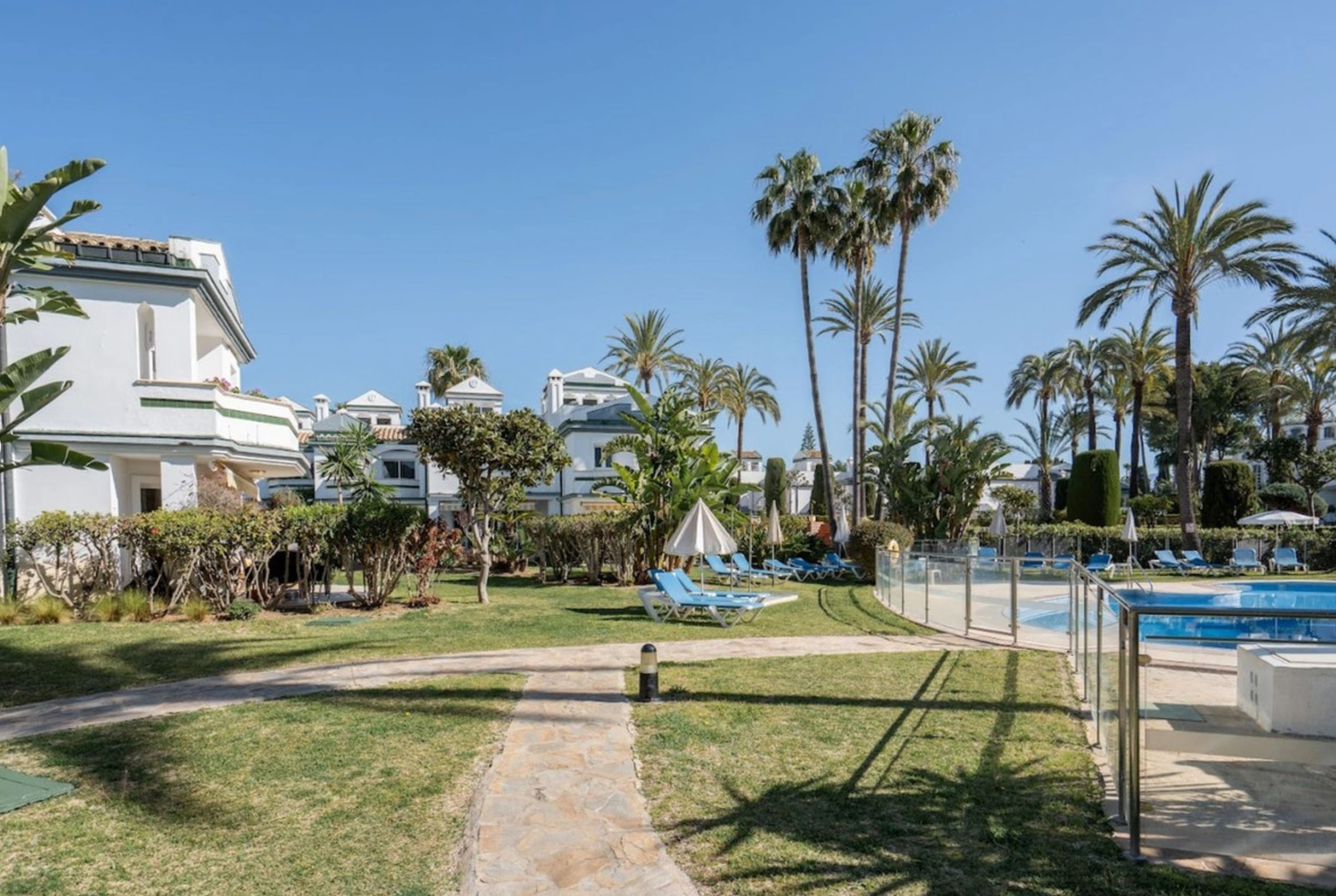 Town House for sale in Beach Side New Golden Mile, Estepona East