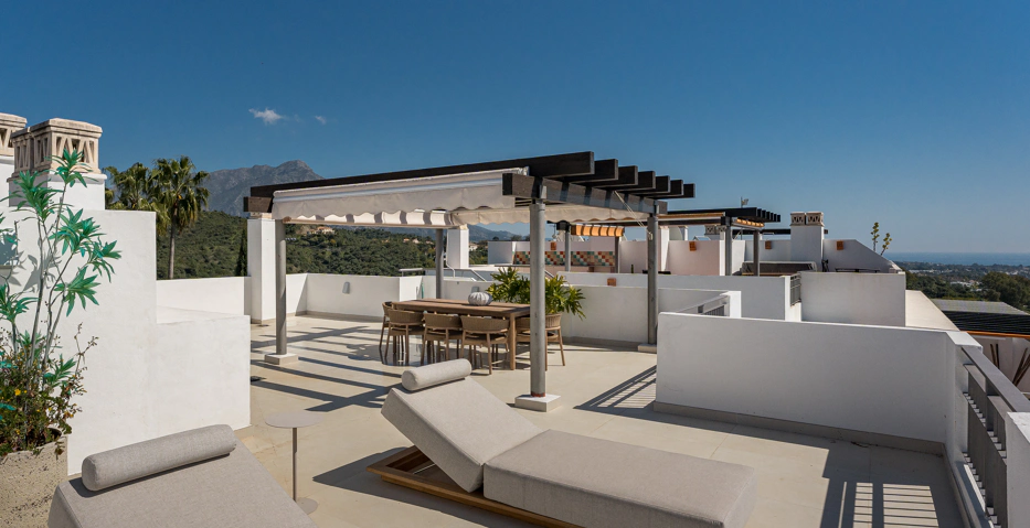 Impresionante Ático Dúplex con Piscina Privada y Vistas Espectaculares – La Quinta, Benahavís