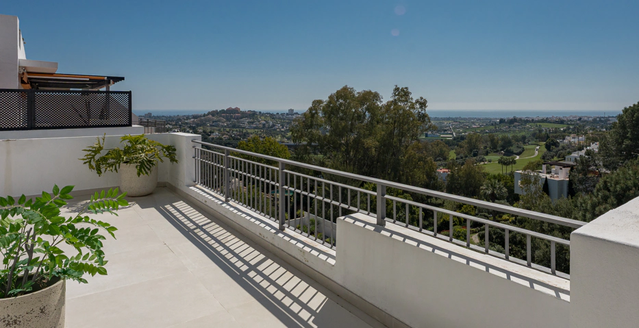 Impresionante Ático Dúplex con Piscina Privada y Vistas Espectaculares – La Quinta, Benahavís