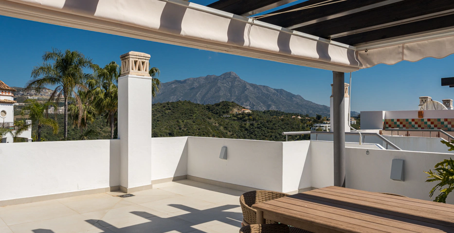Impresionante Ático Dúplex con Piscina Privada y Vistas Espectaculares – La Quinta, Benahavís