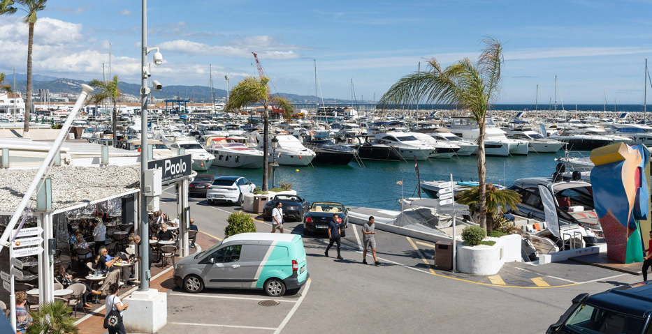 Elegancia en Primera Línea de Puerto Banús