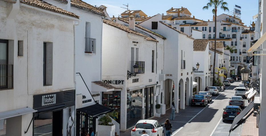 Elegancia en Primera Línea de Puerto Banús
