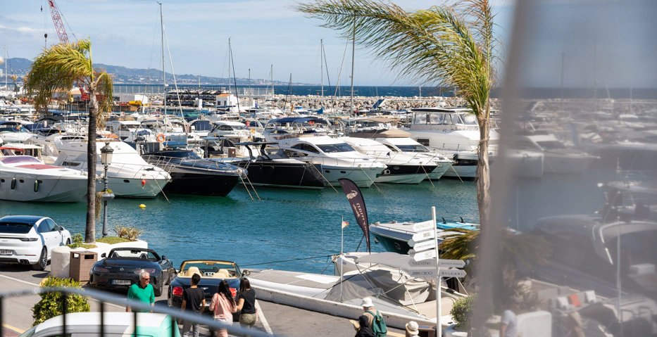 Elegancia en Primera Línea de Puerto Banús