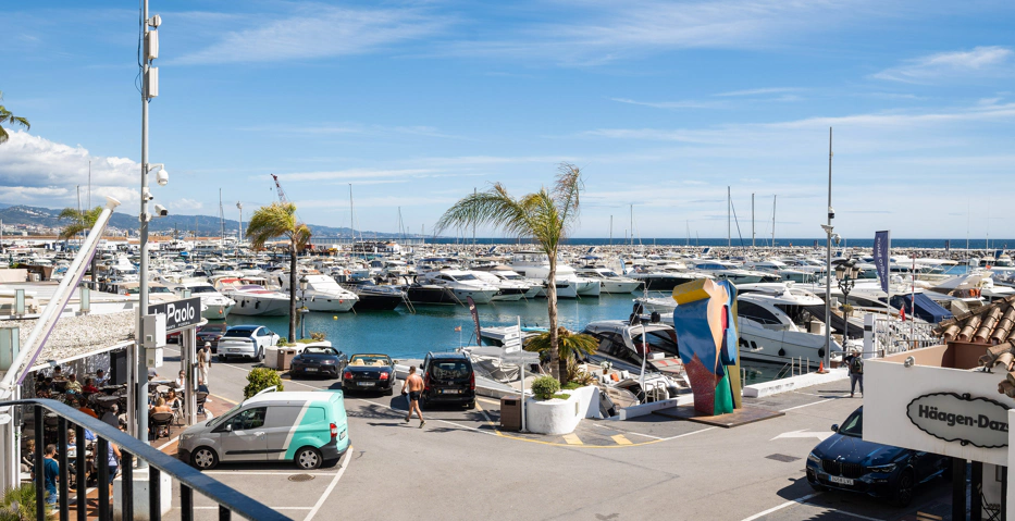 Elegancia en Primera Línea de Puerto Banús