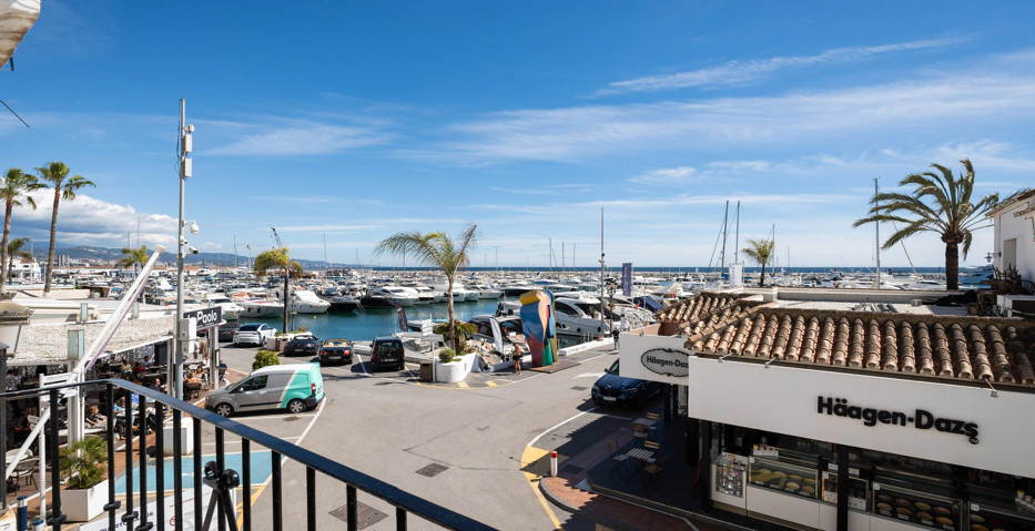 Elegancia en Primera Línea de Puerto Banús