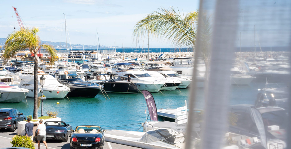 Elegancia en Primera Línea de Puerto Banús