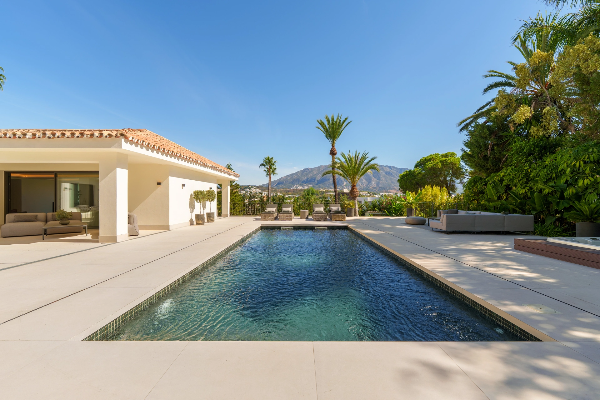 Villa en venta en Nueva Andalucia, Marbella